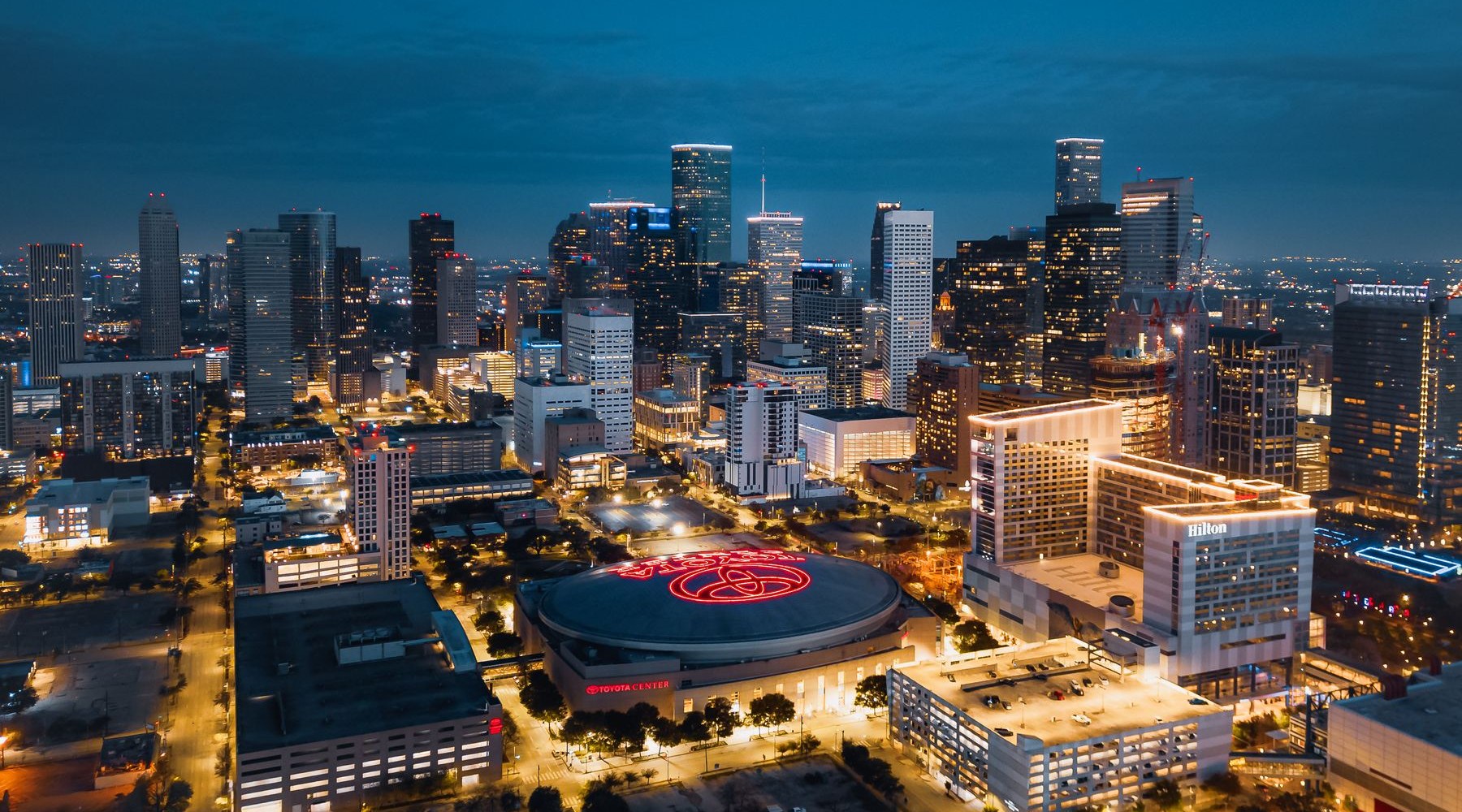 Centre-ville de Houston, Texas — des patients partent de Houston vers Istanbul pour une greffe de cheveux